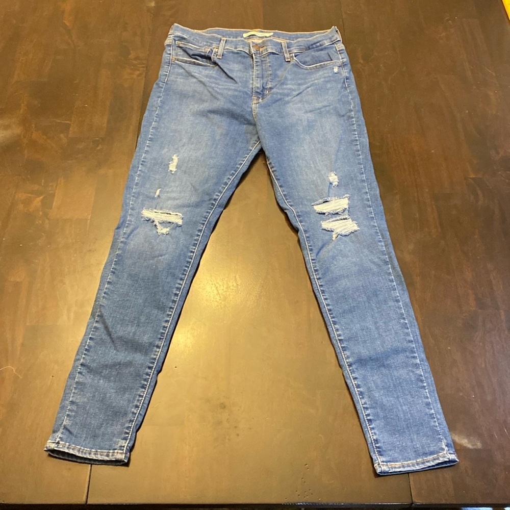 Levi’s 720 High-Rise Super Skinny Distressed Jeans  - Size 31✨